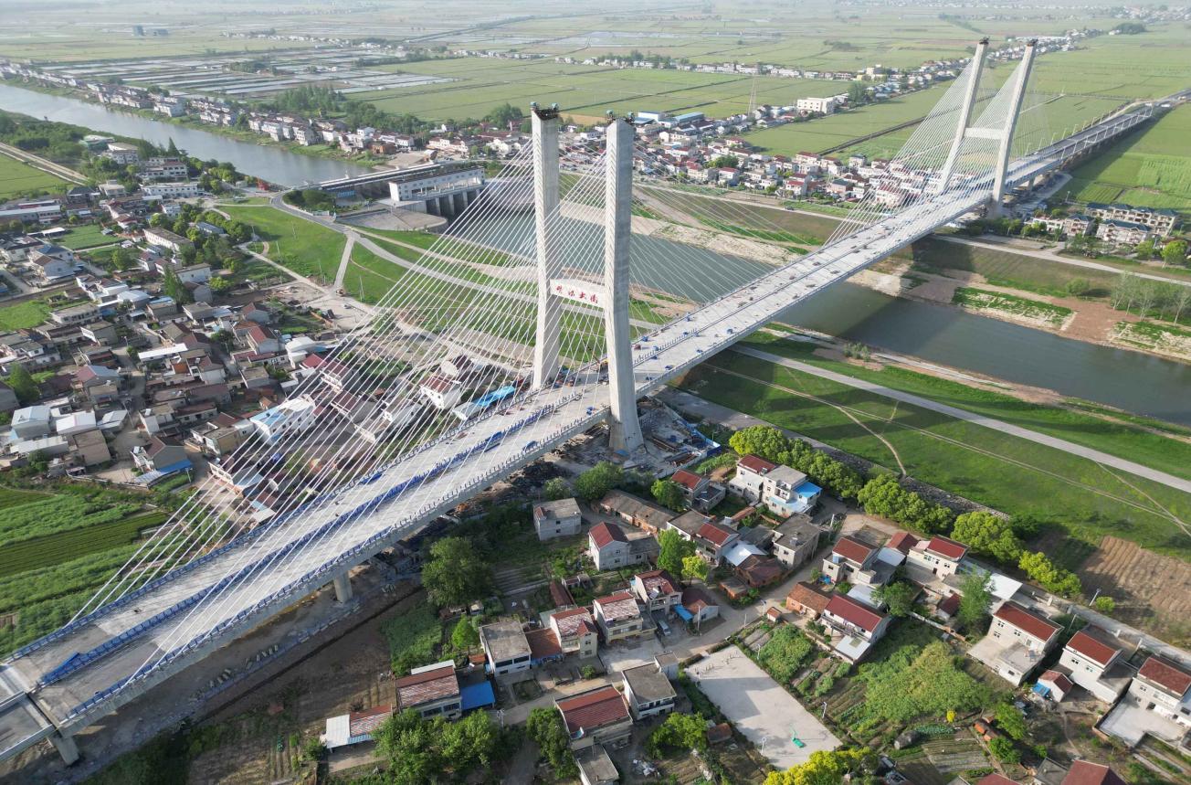 建設投資集團（原路橋集團）G347安九二期楊灣河特大橋。安徽建工集團供圖