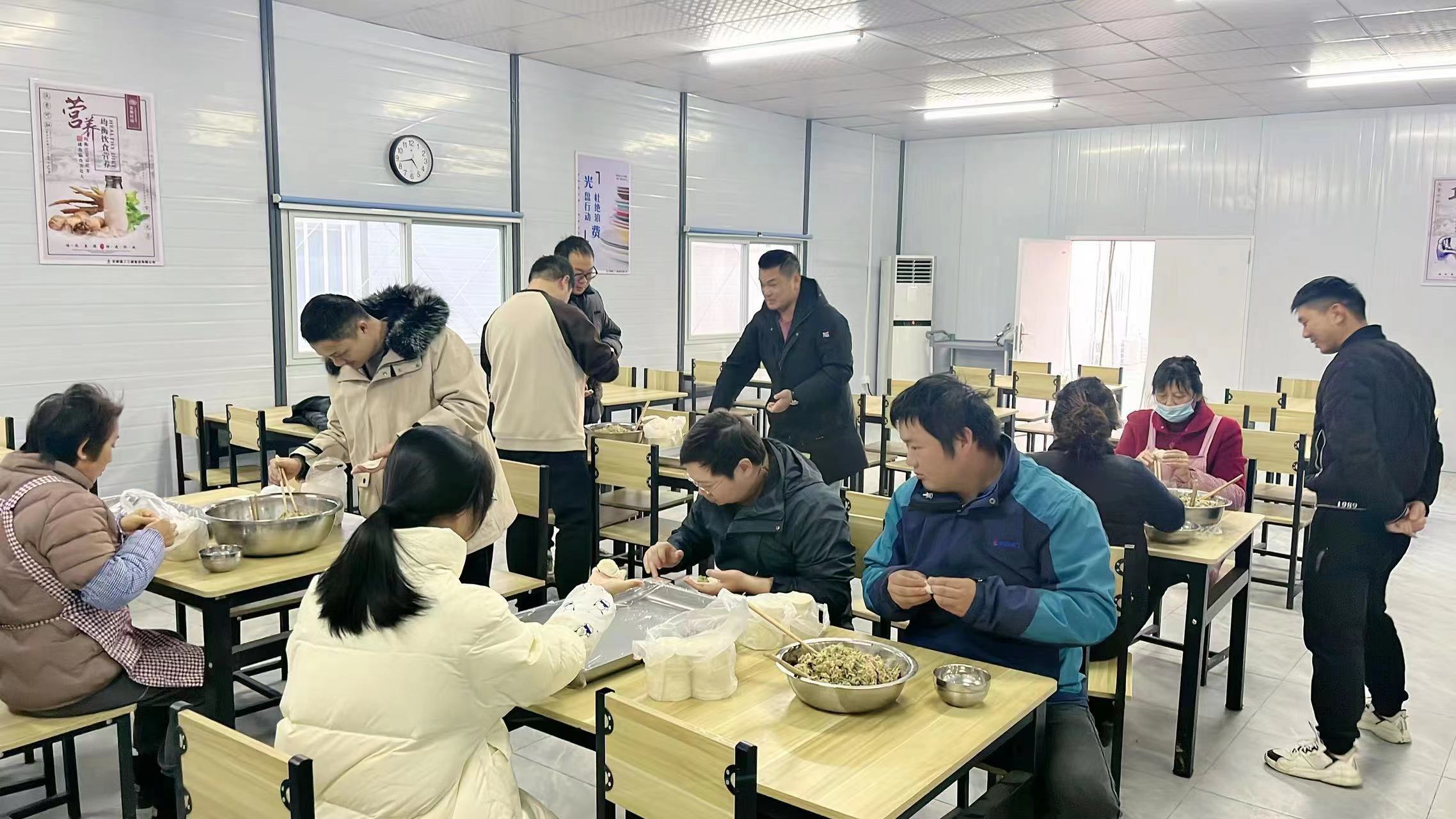 云河灣項目其樂融融，大家一起吃冬至餃子，準備了餃子皮40多斤、肉40多斤、蔬菜若干，下午不忙的同志一起包餃子大約有20多人，黨員同志4人，晚上聚餐大約40人。.jpg