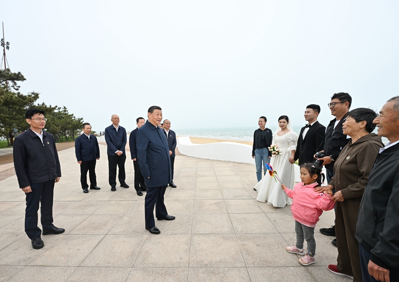 5月22日至24日，中共中央總書記、國家主席、中央軍委主席習近平在山東考察。這是22日下午，習近平在日照市陽光海岸綠道同市民親切交流。