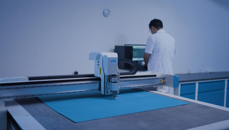 智能數控自動裁樣機。